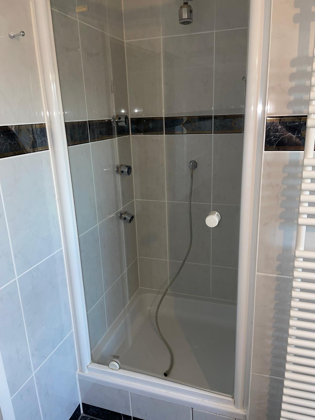 Spiegelschrank und Waschbecken im Bad – nachher