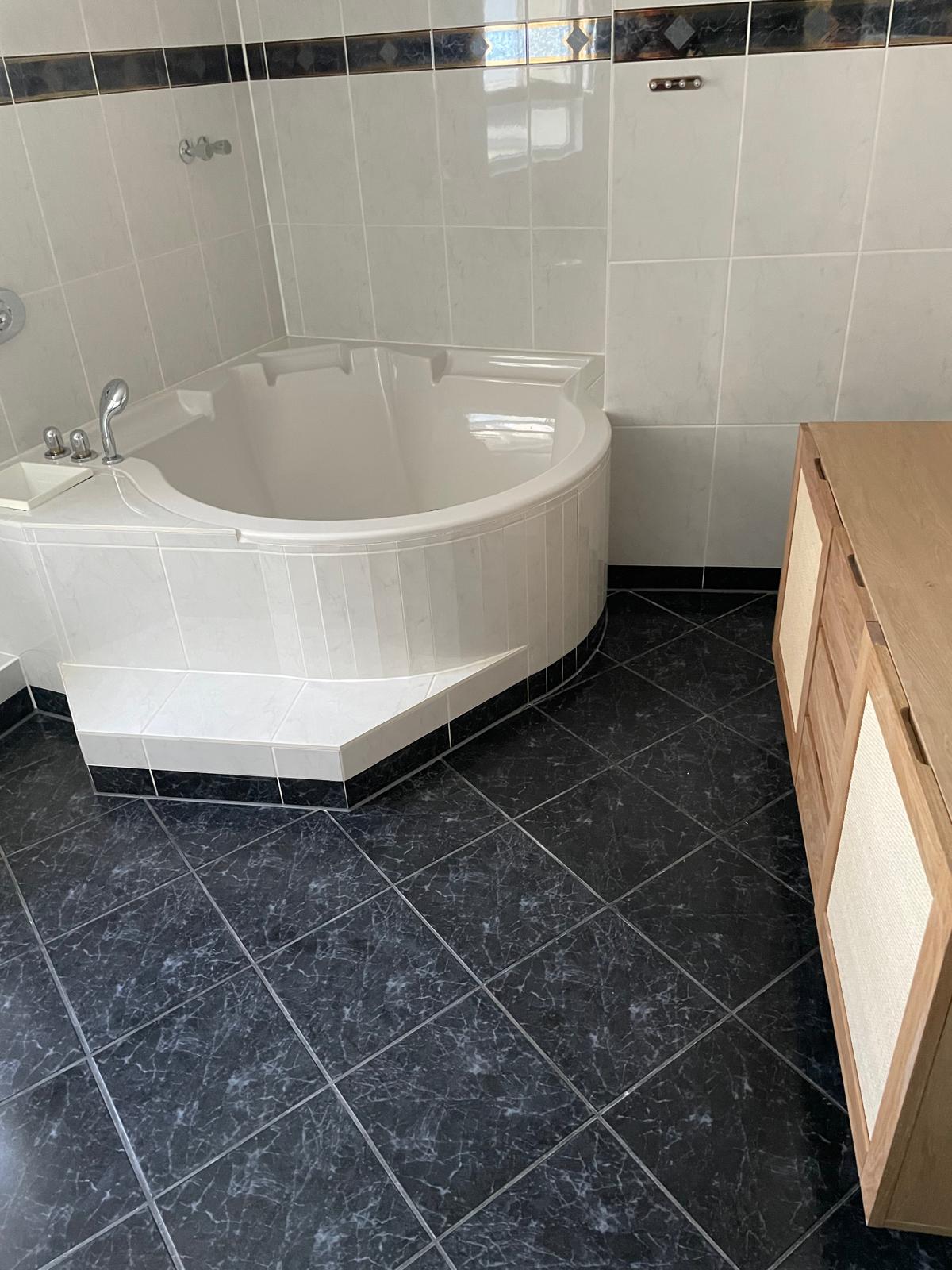 Eck-Whirlpoolwanne im Badezimmer – nachher