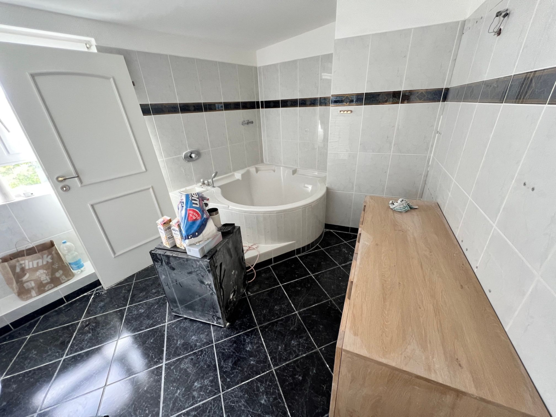 Eck-Whirlpoolwanne im Badezimmer – vorher
