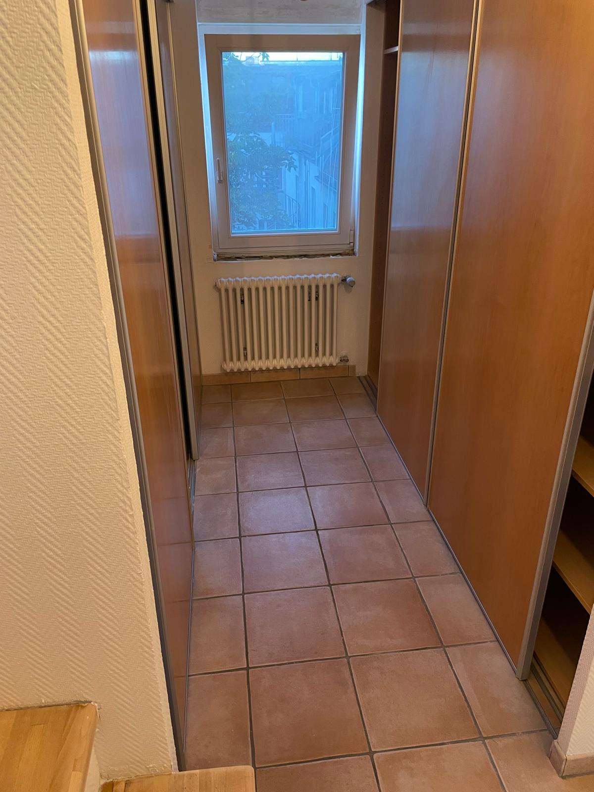 Flur mit Holzschränken und Fenster – nachher