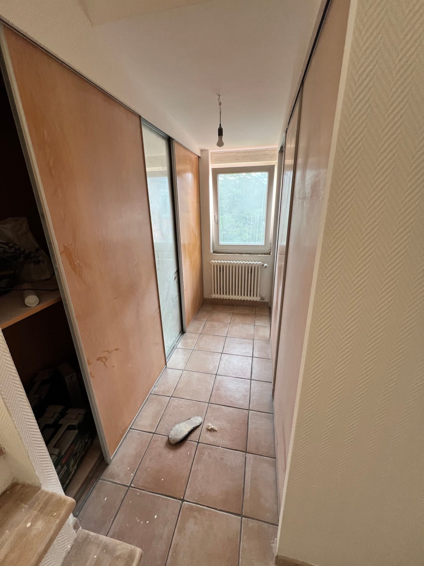 Flur mit Holzschränken und Fenster – vorher